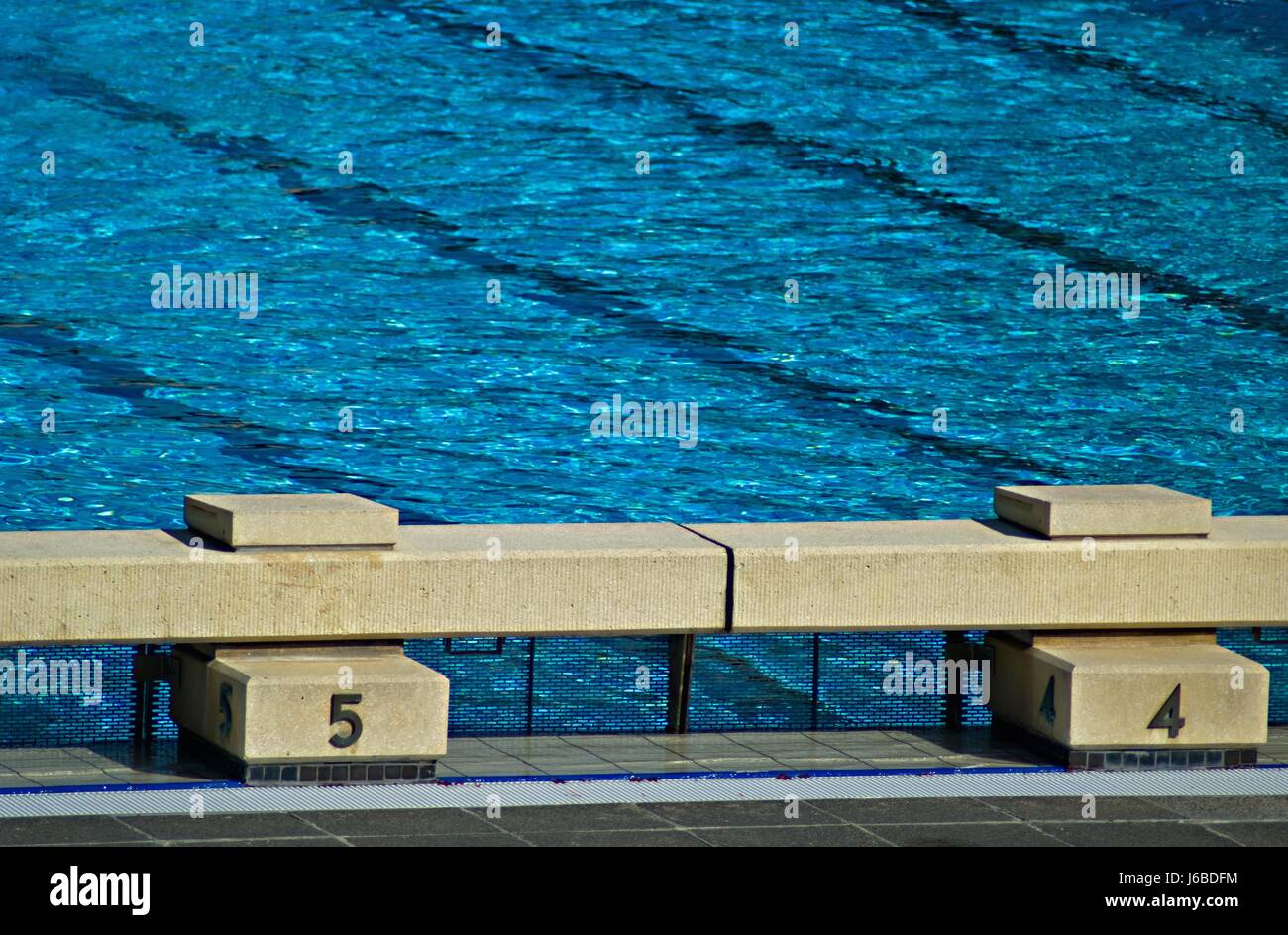 Sport sport acquatici sport piscina high diving bagni pubblici piscina aria aperta Foto Stock
