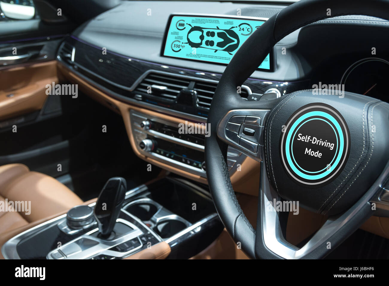 Smart Auto (HUD) concetto. Svuotare il cockpit nel veicolo e Self-Driving  modalità schermo auto Foto stock - Alamy