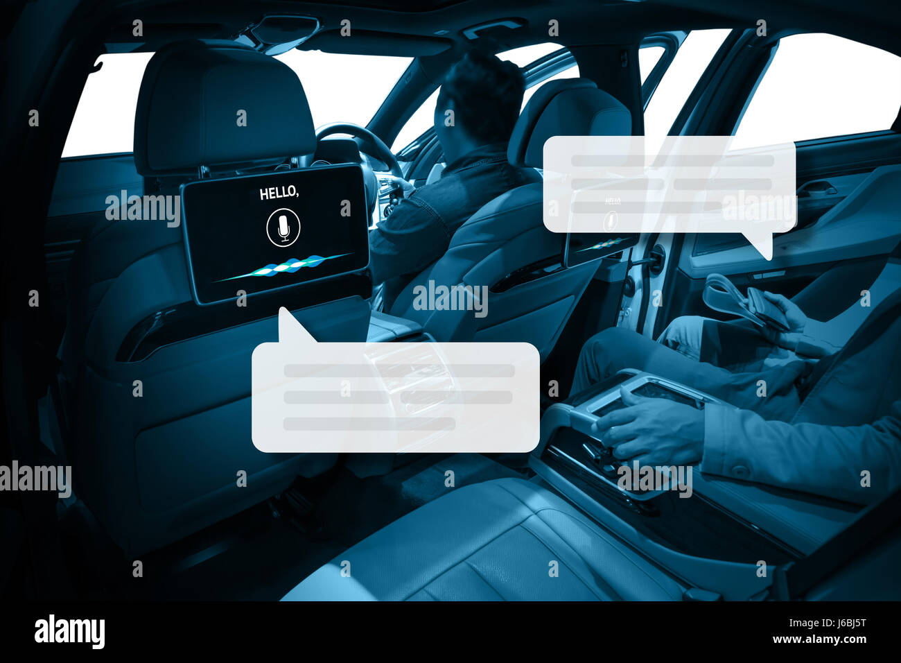 Il riconoscimento vocale , vocale parla e internet delle cose (iots) in vettura intelligente concetto. Tablet in car show voice chat il dialogo Foto Stock