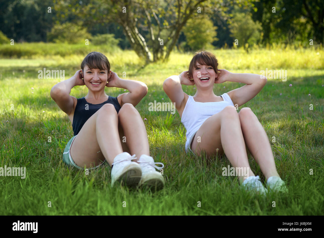 Le giovani donne di Starbene nella natura Foto Stock