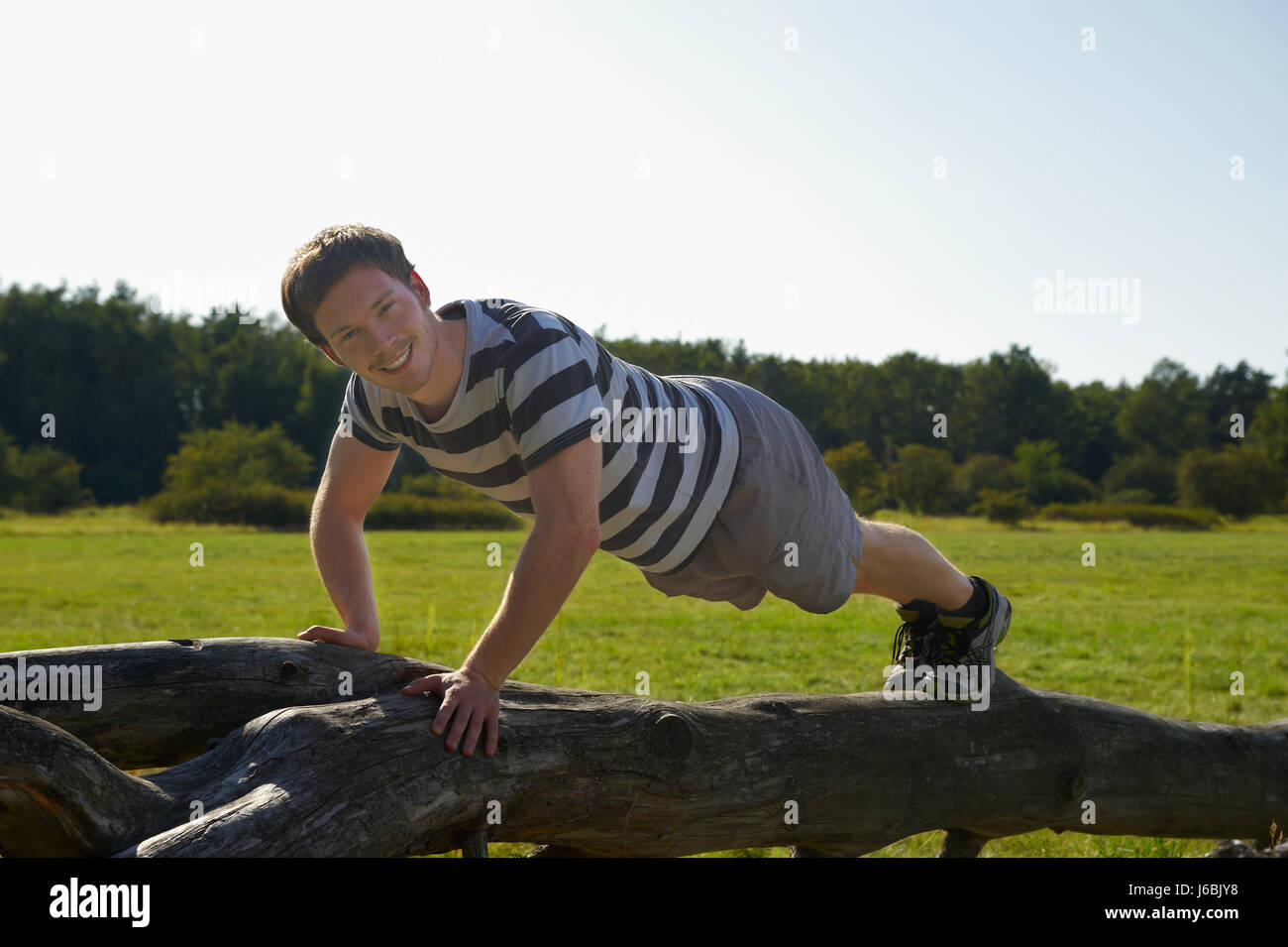 Giovane uomo presso il fitness nella natura Foto Stock