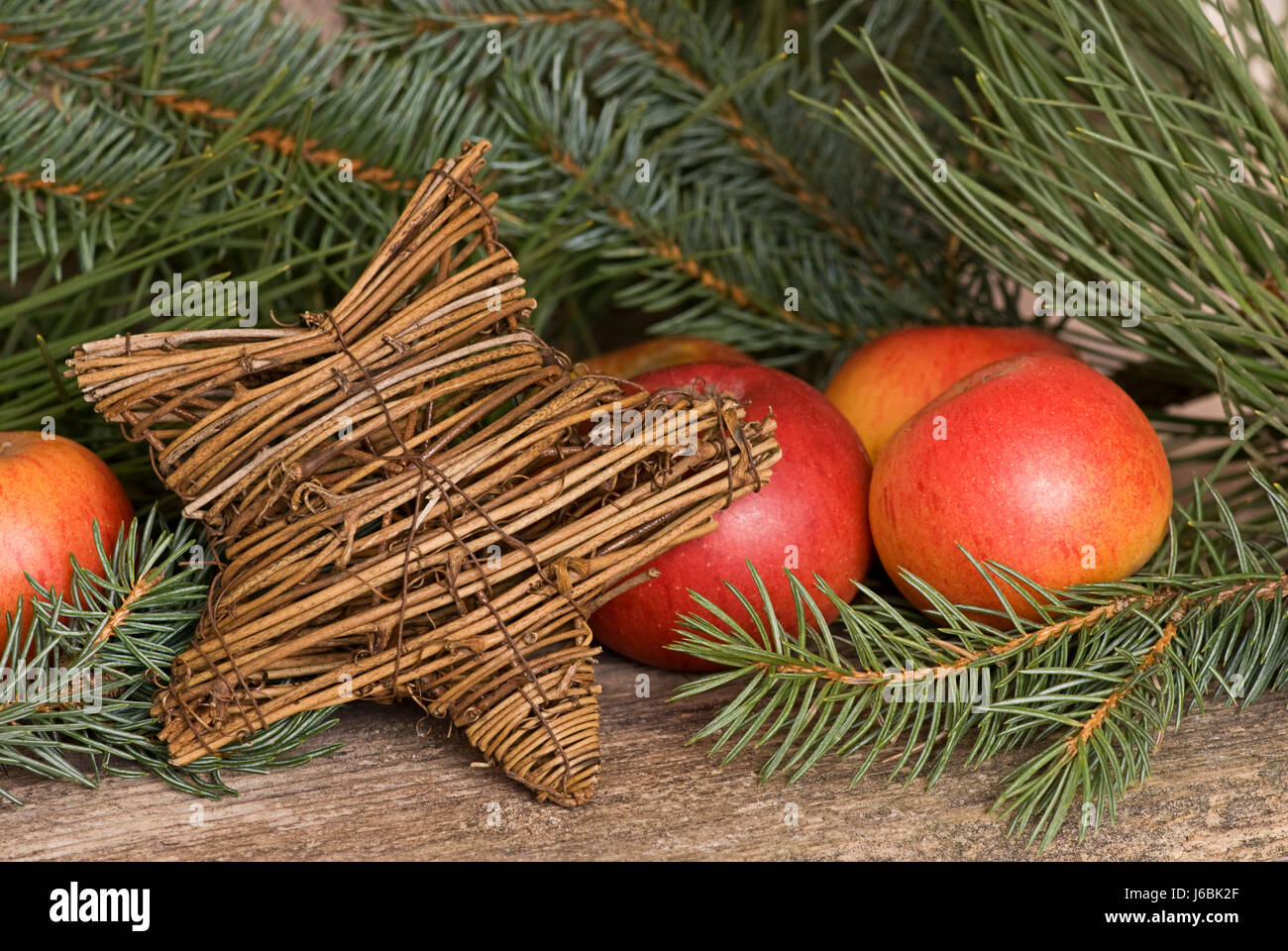 Mele apple decorazione stella di Natale poinsettia xmas X-mas legno verde mele Foto Stock