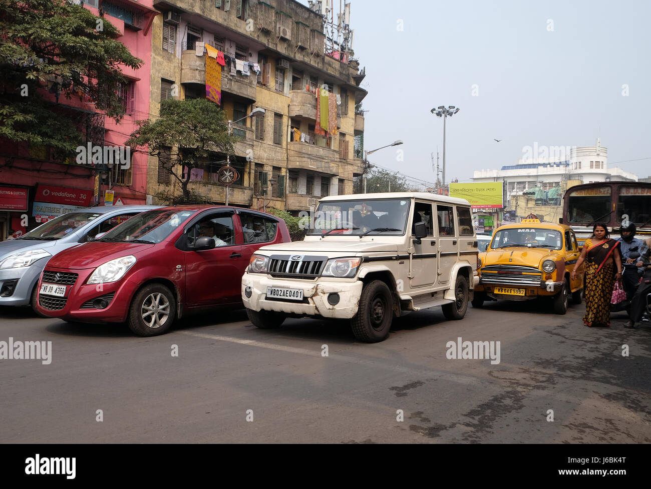 Le vetture si è fermato a un attraversamento pedonale in Kolkata, India nel febbraio 09, 2016. Foto Stock