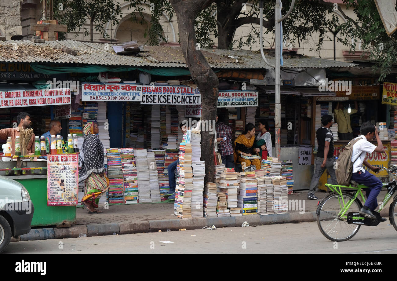 Gli studenti check out libri a una vecchia strada laterale prenota stallo a College Street del mercato del libro in Kolkata, India Foto Stock