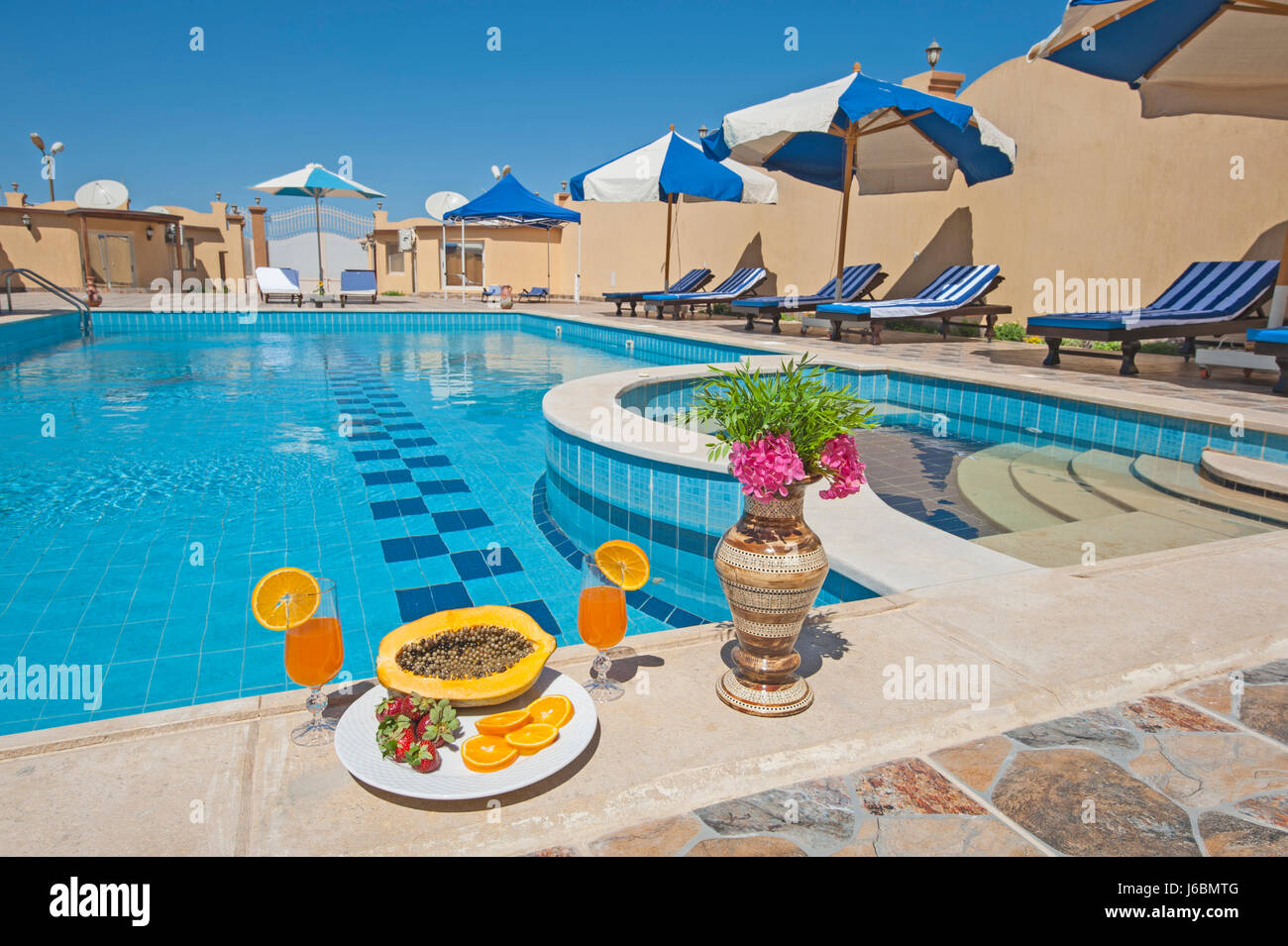 Villa di lusso show home in estate tropicale resort per vacanze con piscina lettini cocktail bevande e frutta Foto Stock