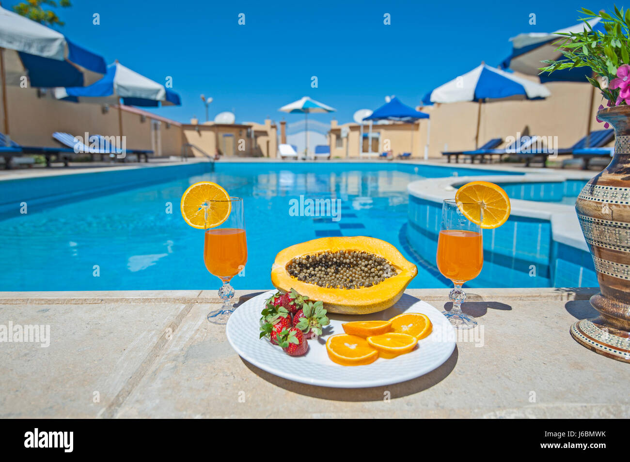Villa di lusso show home in estate tropicale resort per vacanze con piscina e lettini per prendere il sole Foto Stock