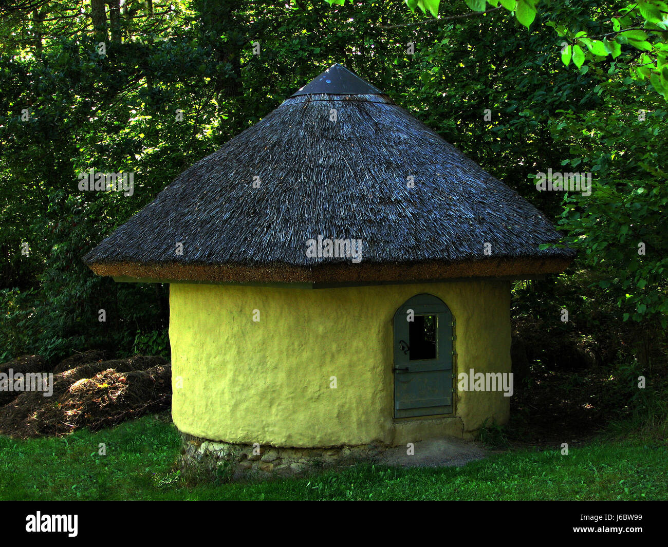 Costruzione casa sportello piccolo piccolo breve tetto di paglia nani completa Foto Stock