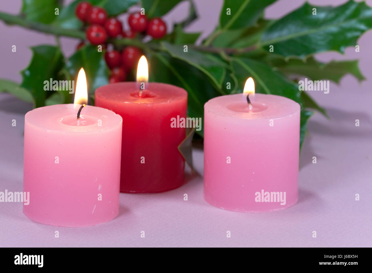 Centrotavola elegante per la tavola del Natale con una candela su una  corona di naturale Foto stock - Alamy