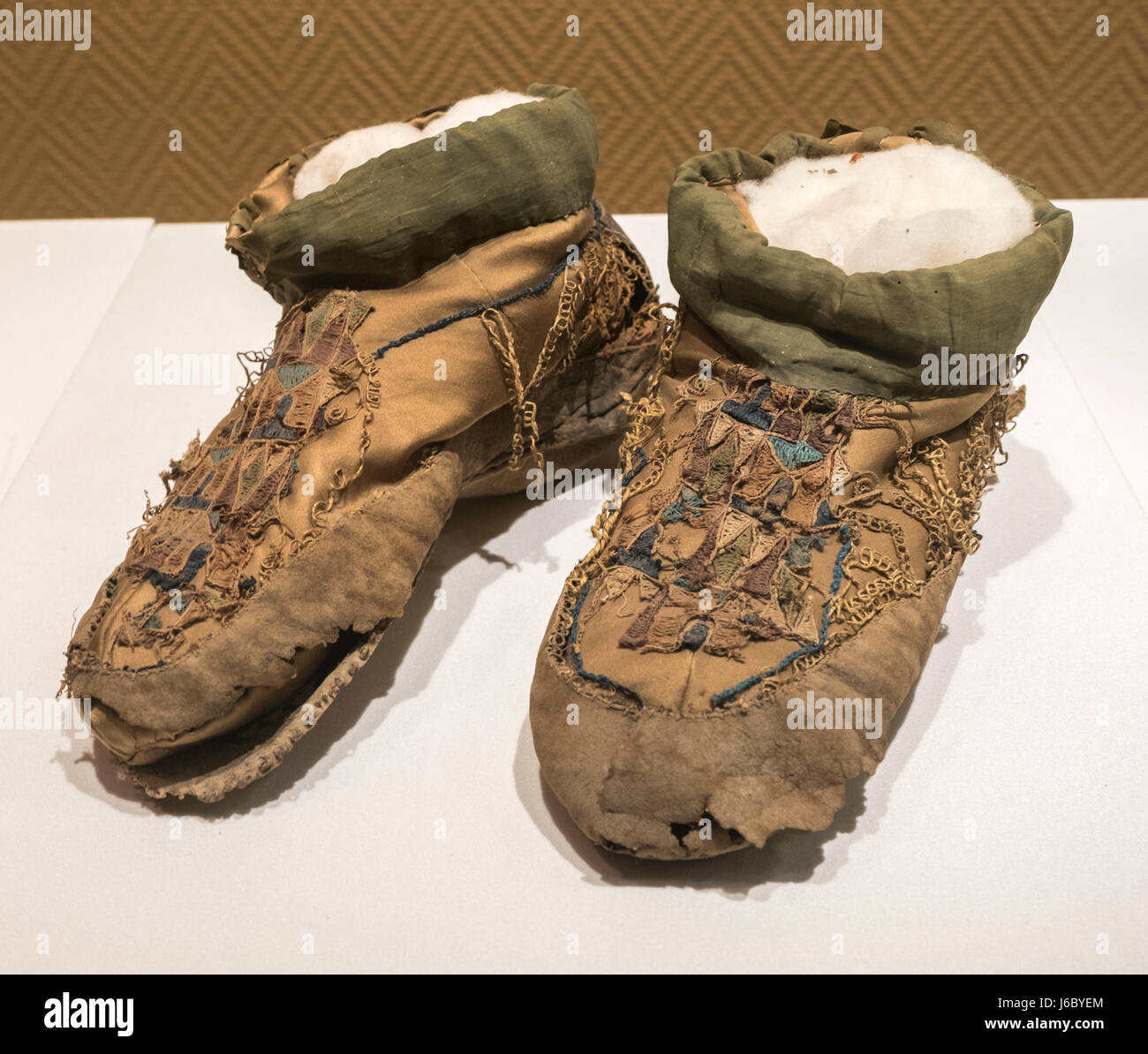 Coppia di scarpe di cuoio. Dinastia Han - Jin Dynasty (206 B.C.E - 420 C.E) Unearthed in rovine Niya, Xinjiang. Foto Stock