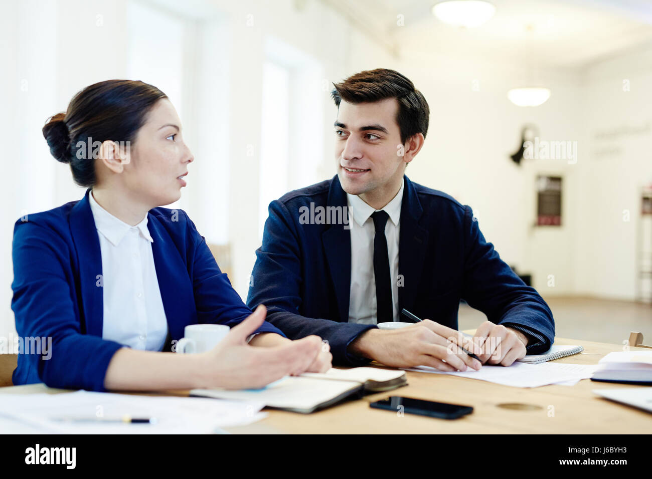 Imprenditrice esprimendo le sue idee circa la situazione finanziaria a un collega Foto Stock