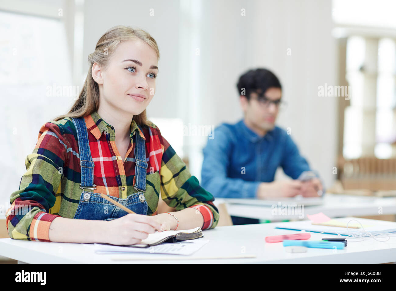 Studente di università frequentando lezioni teoriche Foto Stock