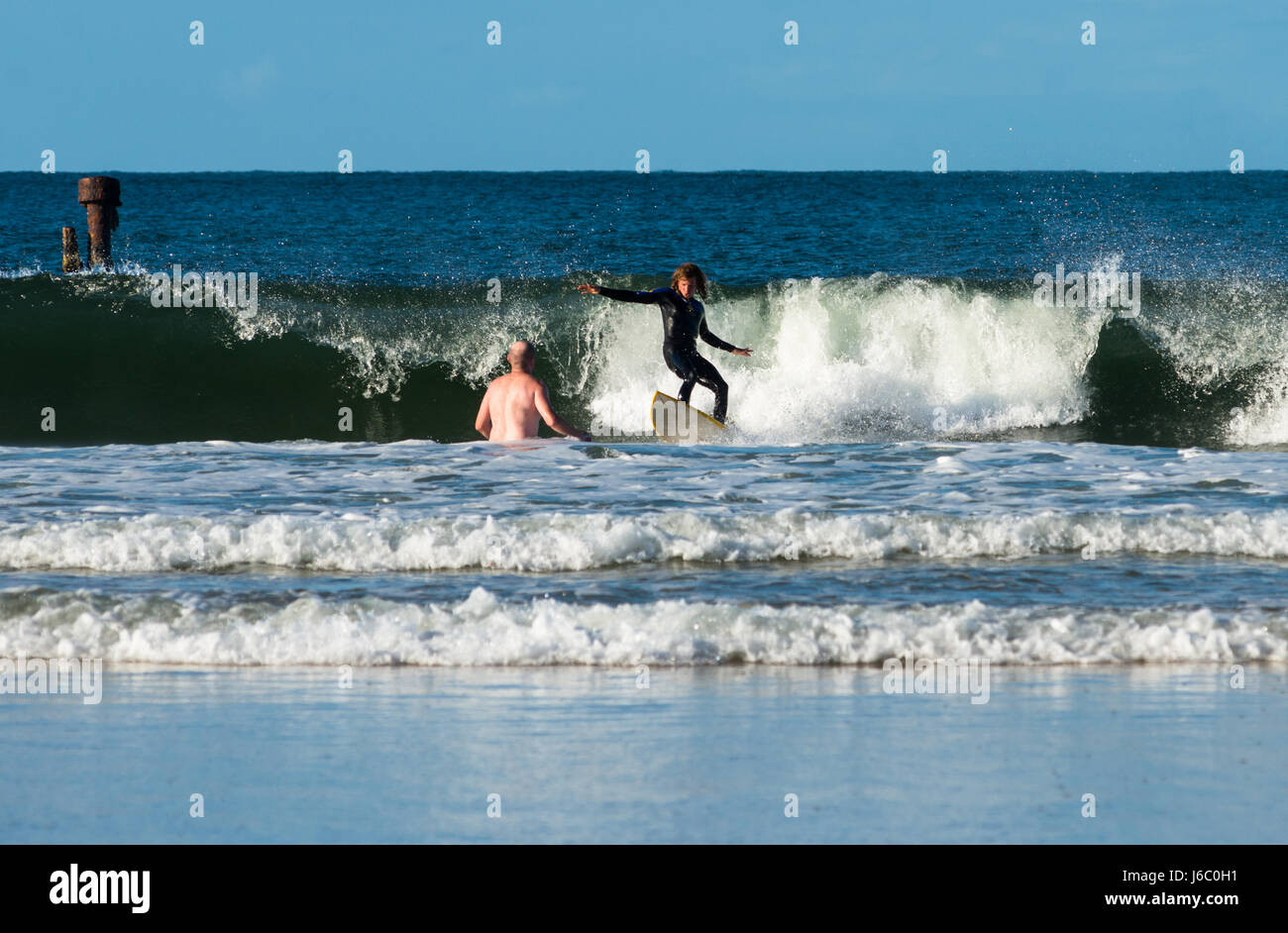 Surfer e bagnante quasi collidono in 'il relitto', Byron Bay, Nuovo Galles del Sud, Australia. Foto Stock