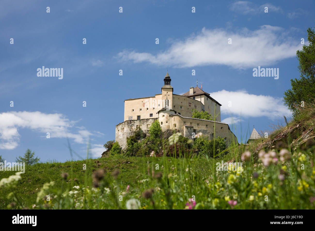 La Svizzera grigioni firmamento cielo erba di prato verde erba chateau castello blu Foto Stock