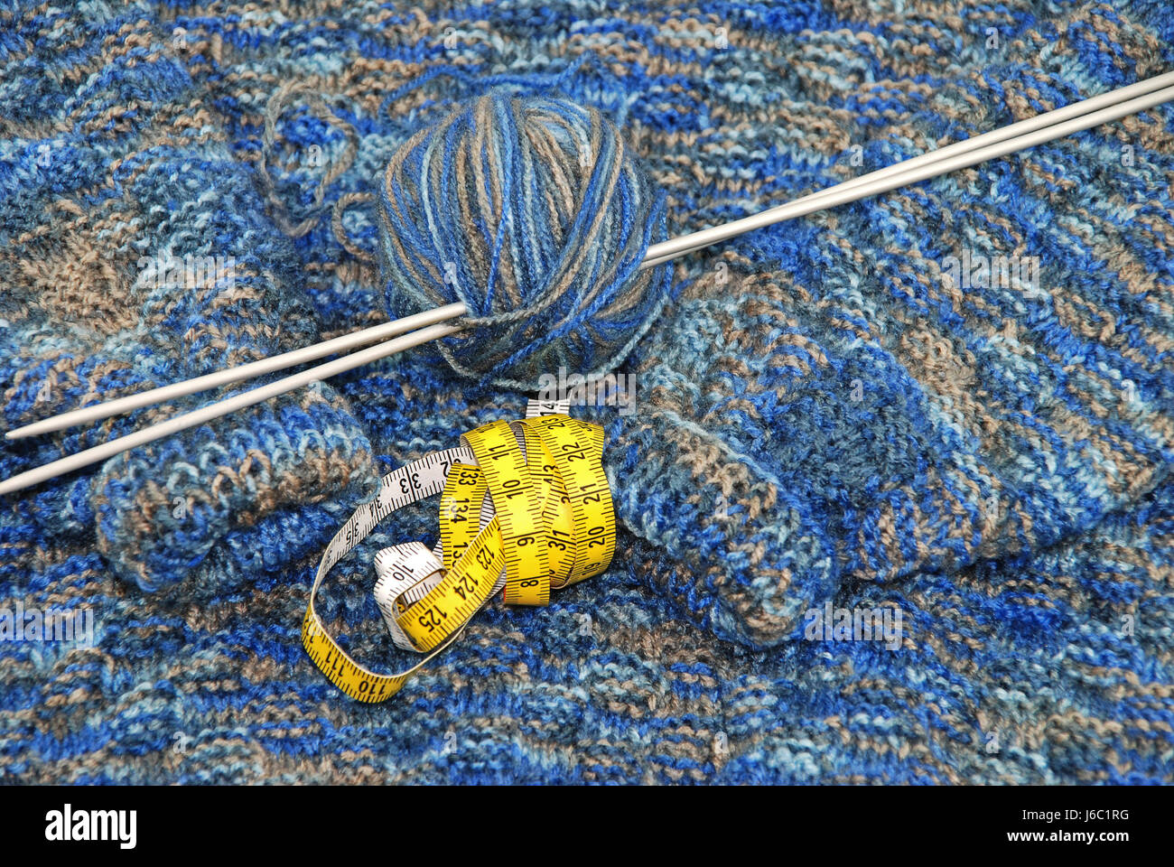 Maglione blu maglie maglia lavorata a maglia di lana blu hobby maglione manicotti in maglia Foto Stock