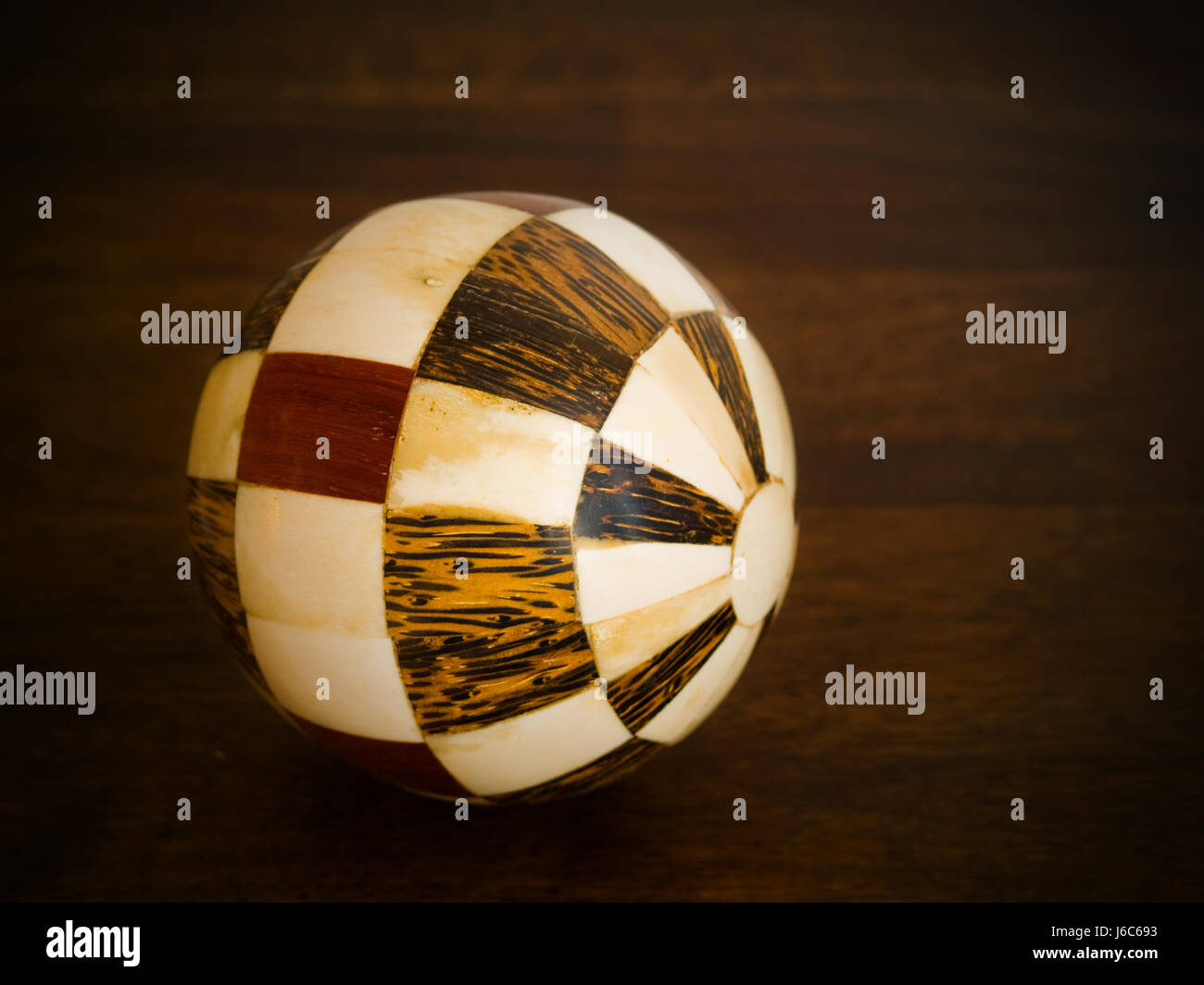 Legno a sfera intorno al modello di equilibrio pezzo segmento sezione parte sfondo area Foto Stock
