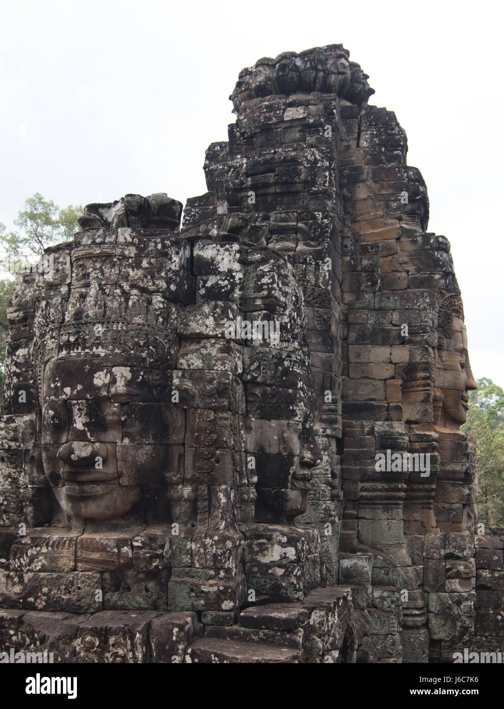 Due torri e tre facce a tempio Bayon in Angkor Wat complessa Foto Stock