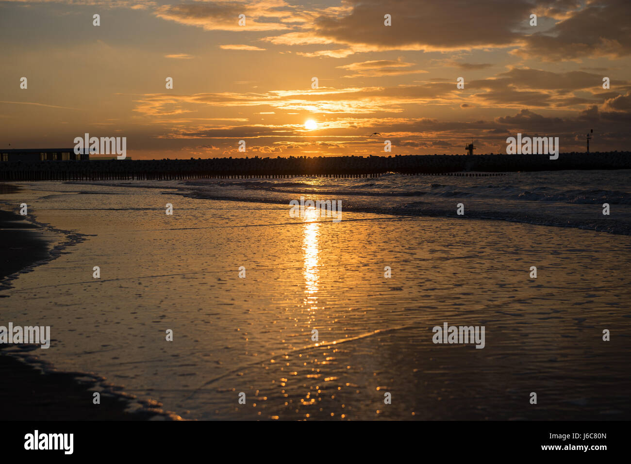 Tramonto al molo presso la spiaggia del Mare del Nord di Cadzand, Olanda Foto Stock