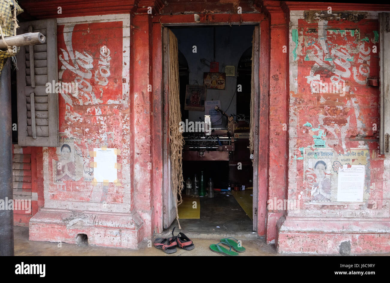 Coloratissima casa indiana. Luminoso edificio rosso in Kolkata, India nel febbraio 09, 2016. Foto Stock