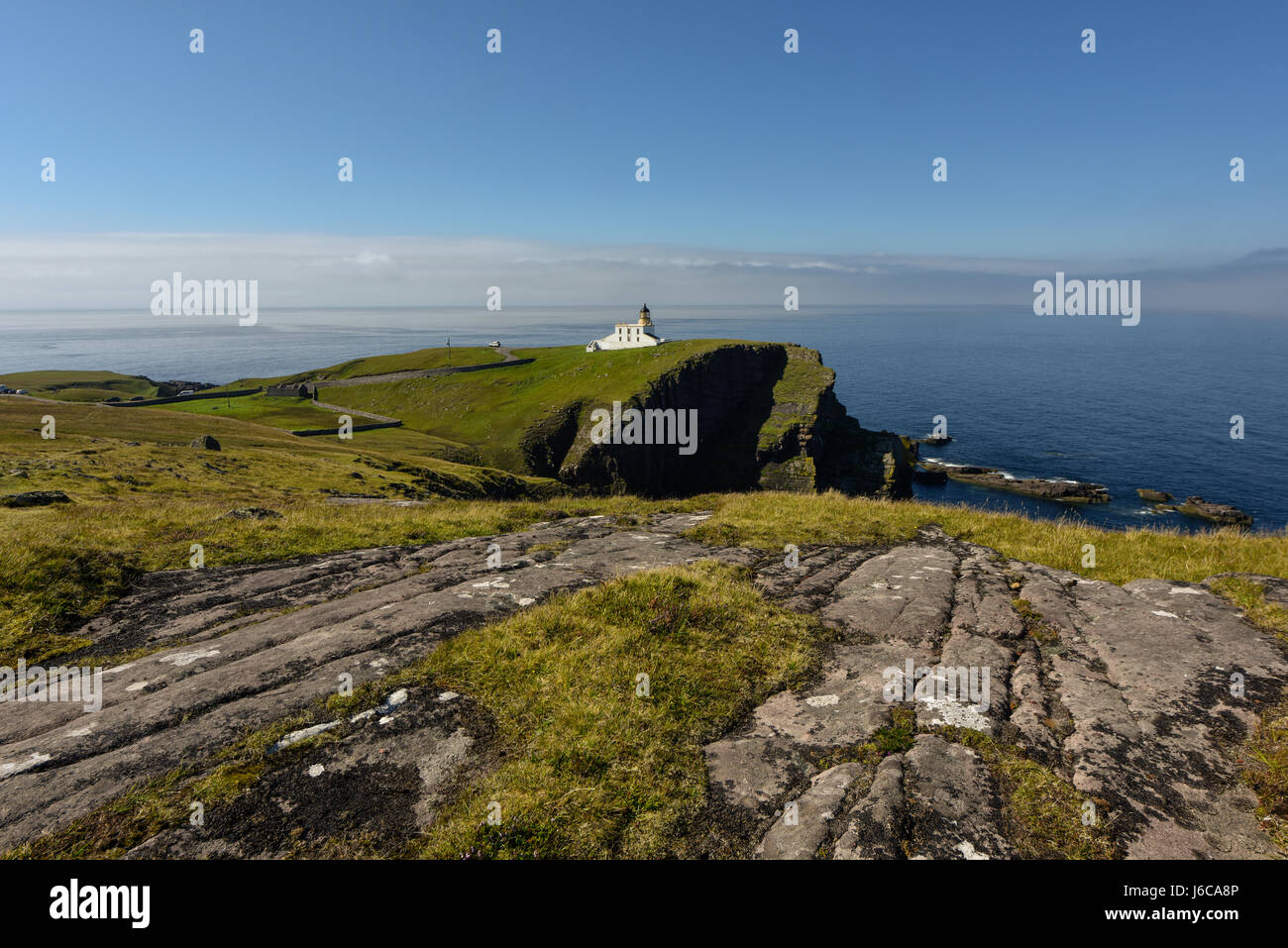 Faro sulle scogliere con bellissime blue sky in background. Punto di Stoer, Assynt, Highlands Scozia, Gran Bretagna Foto Stock