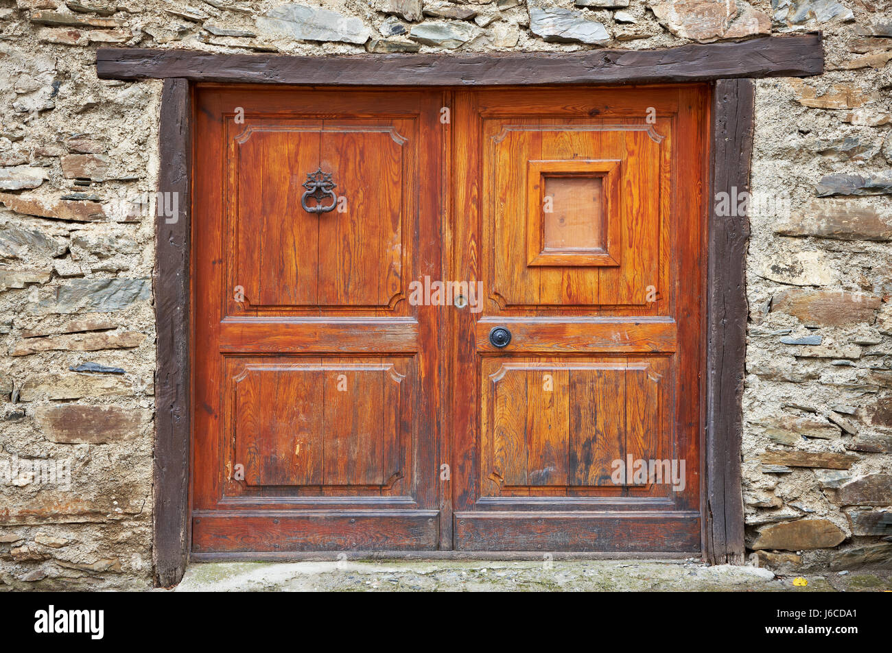 Costruzione casa dettaglio pietra storici antichi di legno di obiettivo forte porta di passaggio Foto Stock