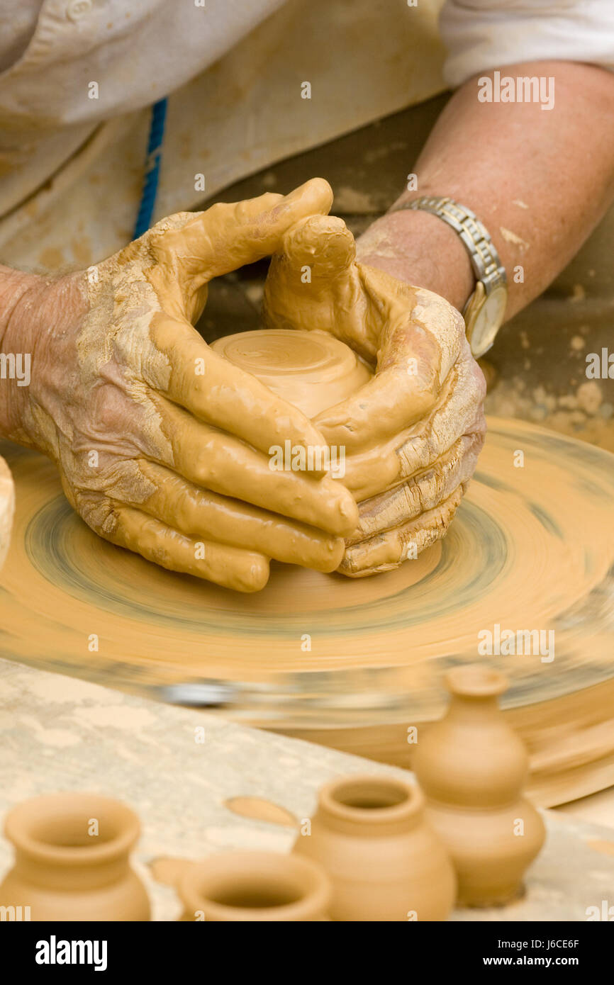 Dito potter pentola di creta ceramica ceramica mano Tempo libero Tempo libero Tempo libero Foto Stock