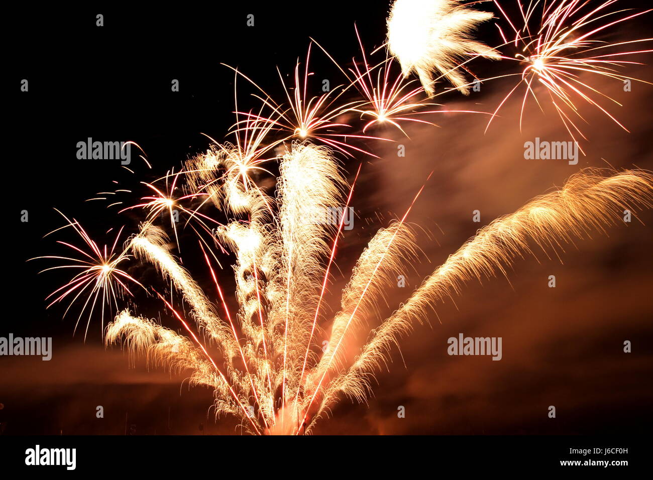 Celebrazione festa capodanno silvester anno nuovo razzo petardo Foto Stock