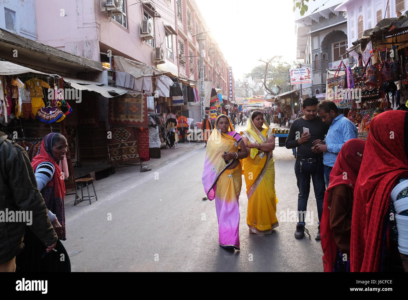 Le donne indiane con il tradizionale sari colorati sulla strada di Pushkar, Rajasthan, India Foto Stock