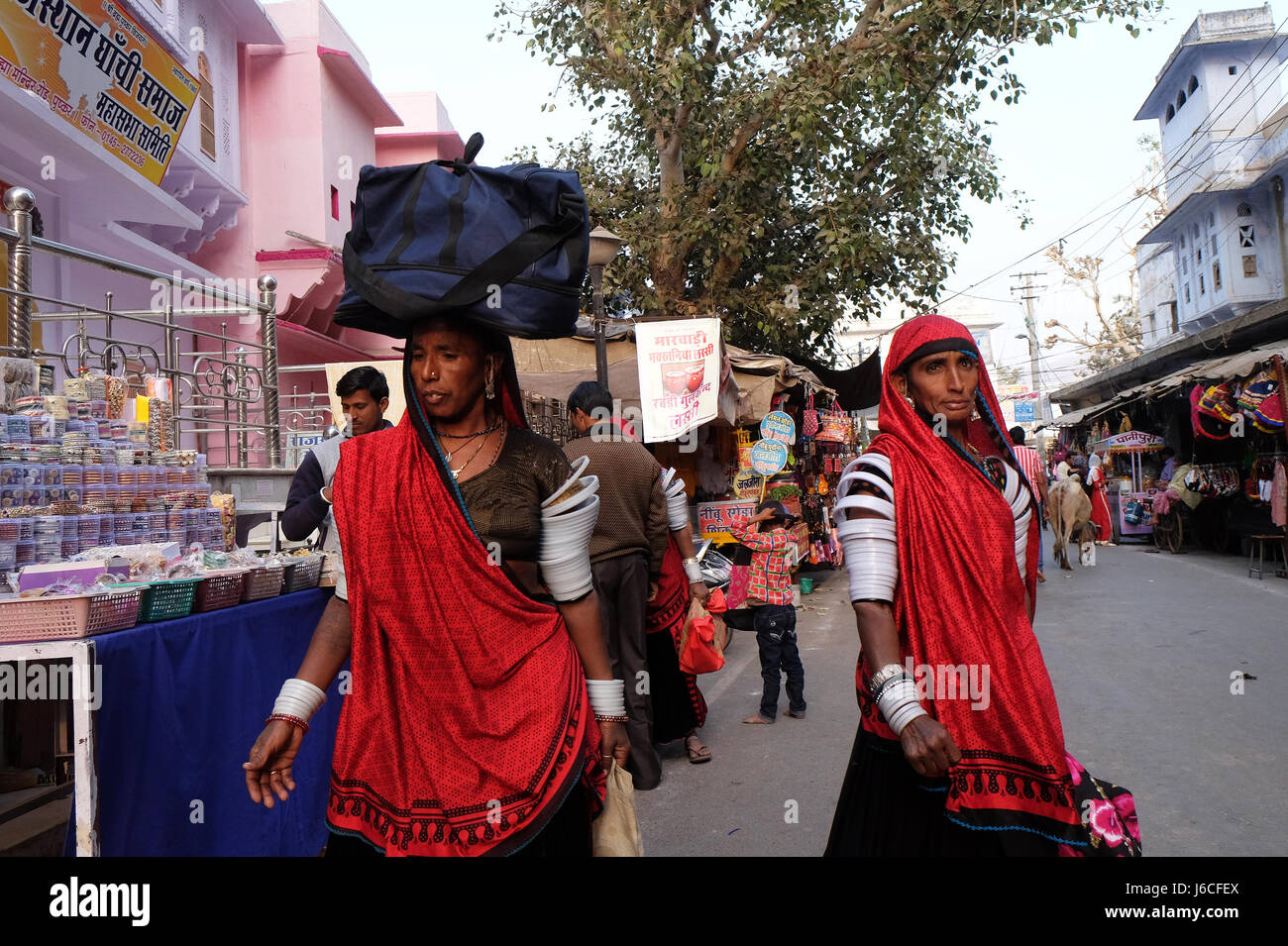 Le donne indiane con il tradizionale sari colorati sulla strada di Pushkar, Rajasthan, India Foto Stock