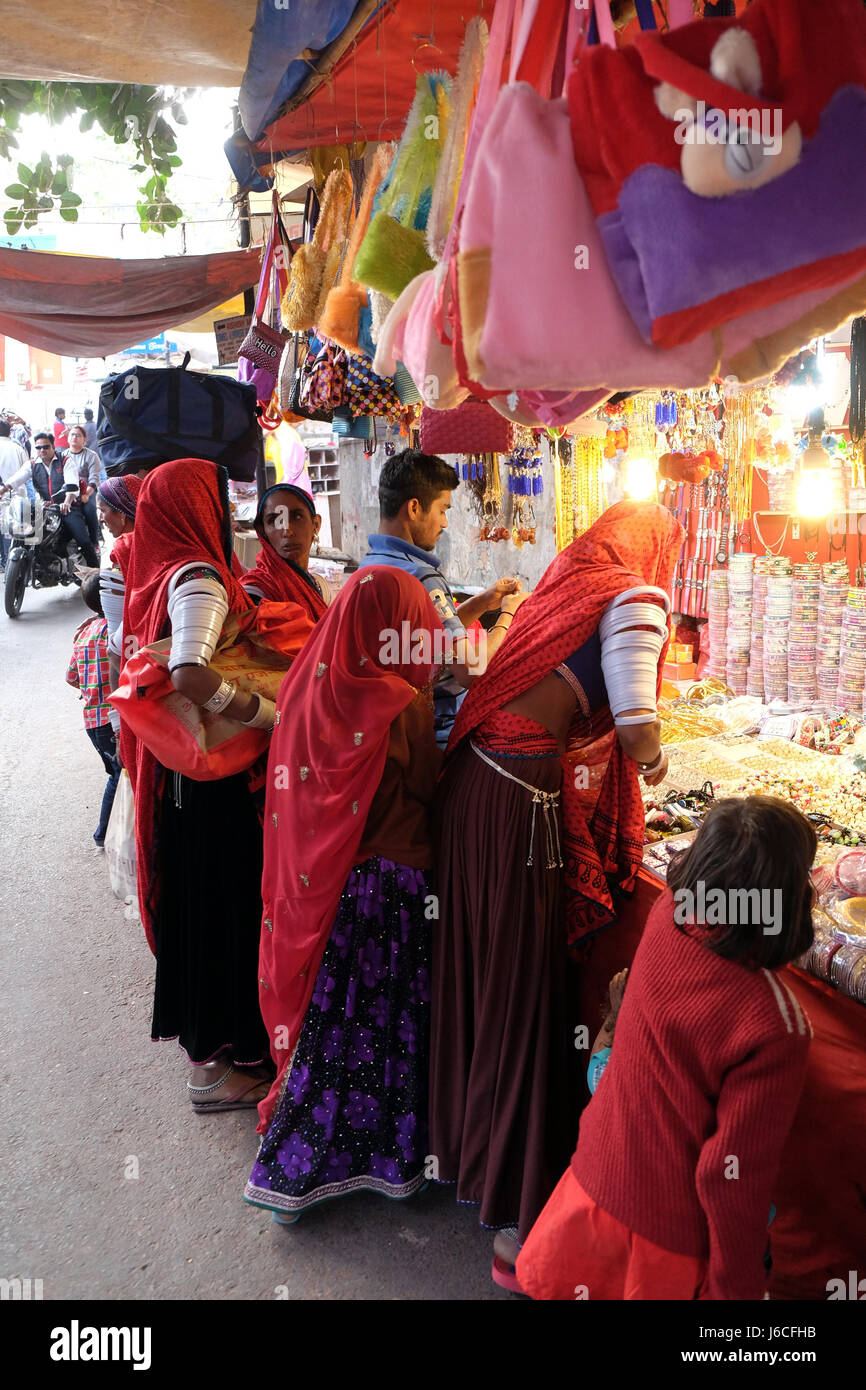 Le donne indiane con il tradizionale sari colorati acquista nel bazaar di Pushkar, Rajasthan, India il 17 febbraio 2016. Foto Stock