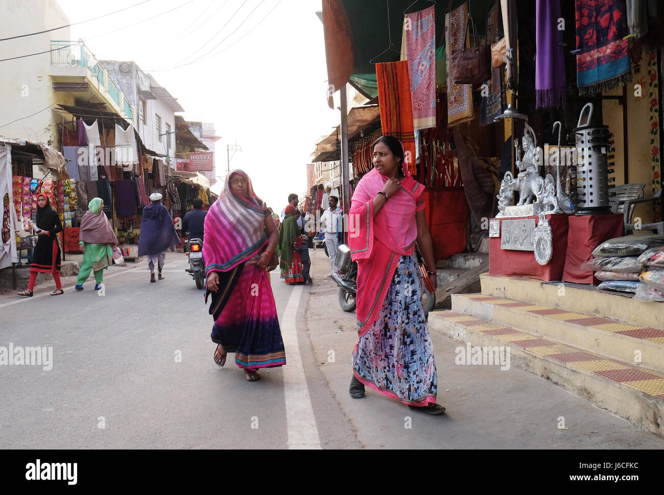 Le donne indiane con il tradizionale sari colorati sulla strada di Pushkar, Rajasthan, India il 17 febbraio 2016. Foto Stock
