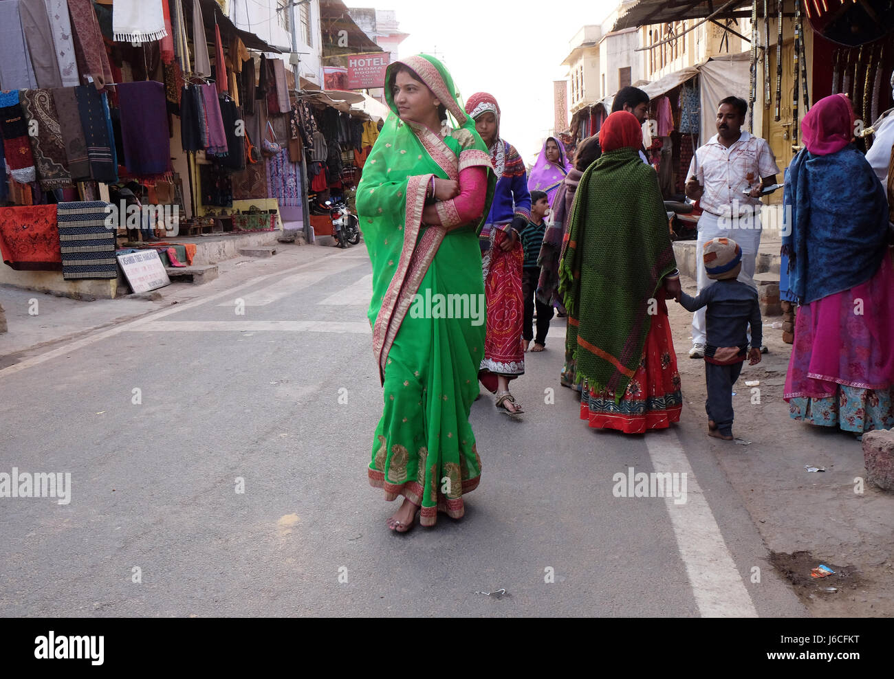 Le donne indiane con il tradizionale sari colorati sulla strada di Pushkar, Rajasthan, India il 17 febbraio 2016. Foto Stock
