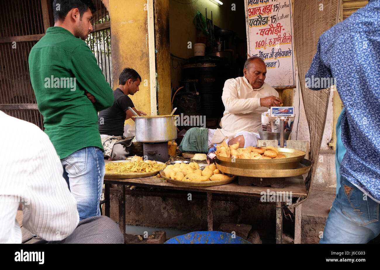 Un indiano proprietario di un negozio di vendita di frittura di cibo di strada in una strada di Pushkar, Rajasthan, India il 18 febbraio 2016. Foto Stock