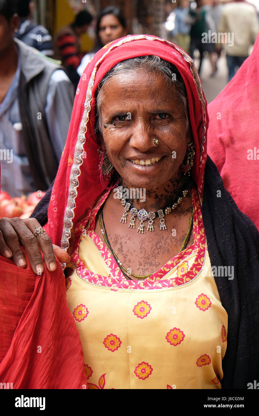 Donna indiana con velo colorato e sari e un naso gioielli in posa sulla strada di Pushkar, Rajasthan, India Foto Stock