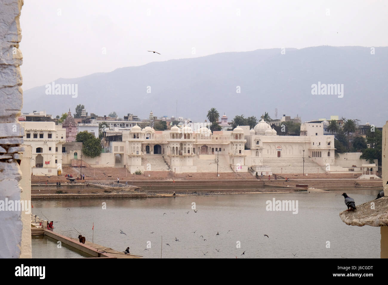 Lago di Pushkar o Pushkar Sarovar a Pushkar, Rajasthan, India, santa città indù, il 18 febbraio 2016. Foto Stock