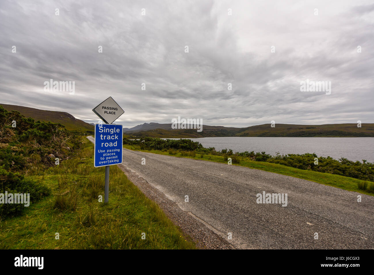 Passando il luogo e a binario unico segno in Scozia, immersioni sulle strade scozzese nelle Highlands, Scotland, Regno Unito Foto Stock