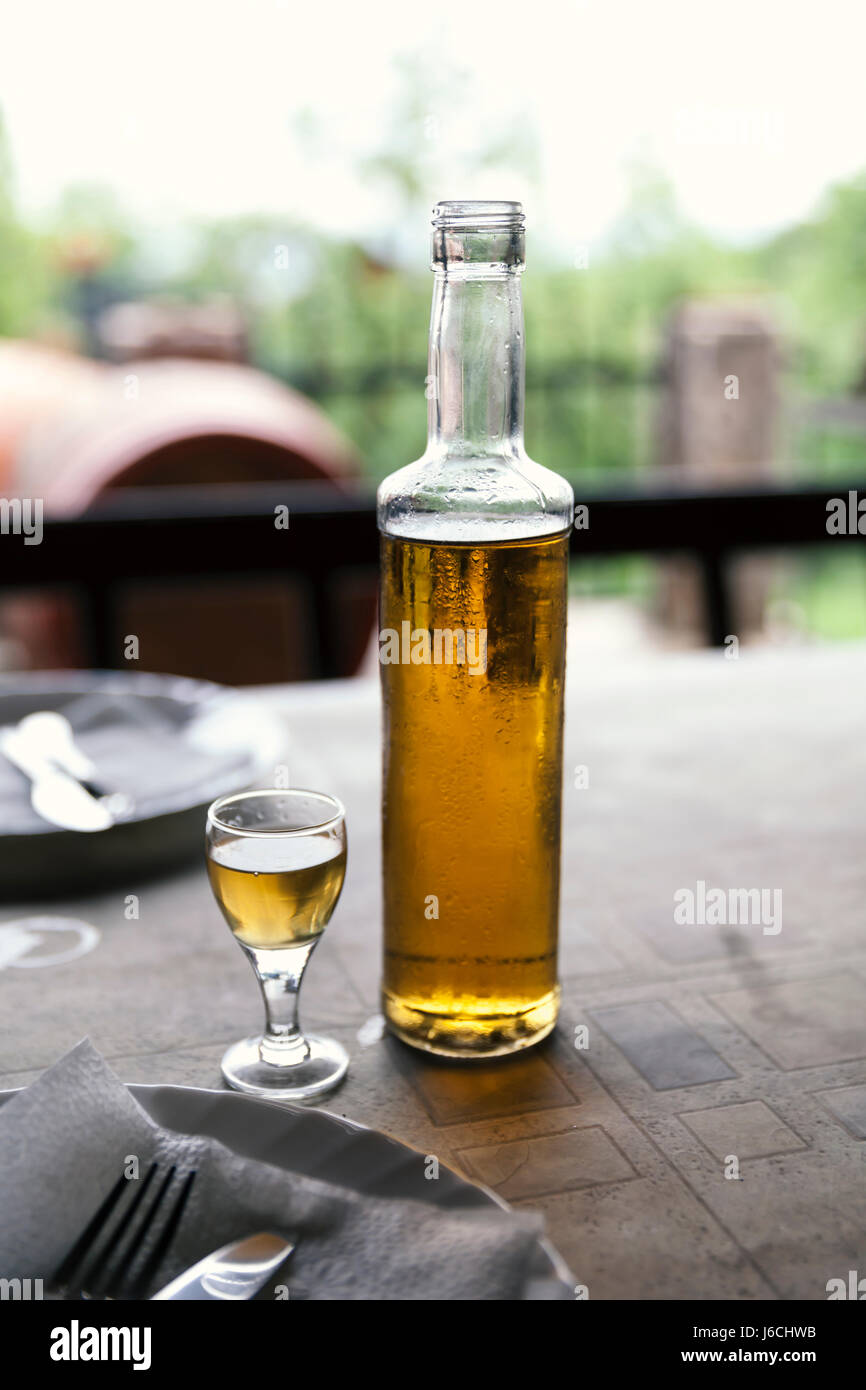 Vecchio brandy alla prugna in vetro su tavola Foto Stock