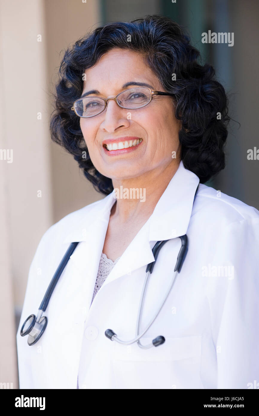 Medico medico medic medical practicioner ritratto femminile indiana professionali Foto Stock