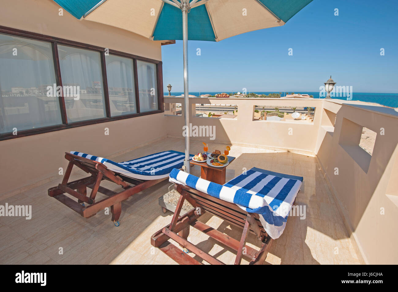 La terrazza sul tetto mobili di una villa di lusso in resort tropicale con lettini per prendere il sole Foto Stock