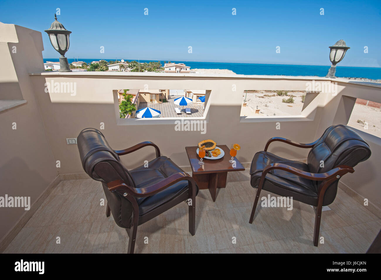 Vista su mare tropicale da luxury resort tropicale balcone con tavolo e sedie Foto Stock