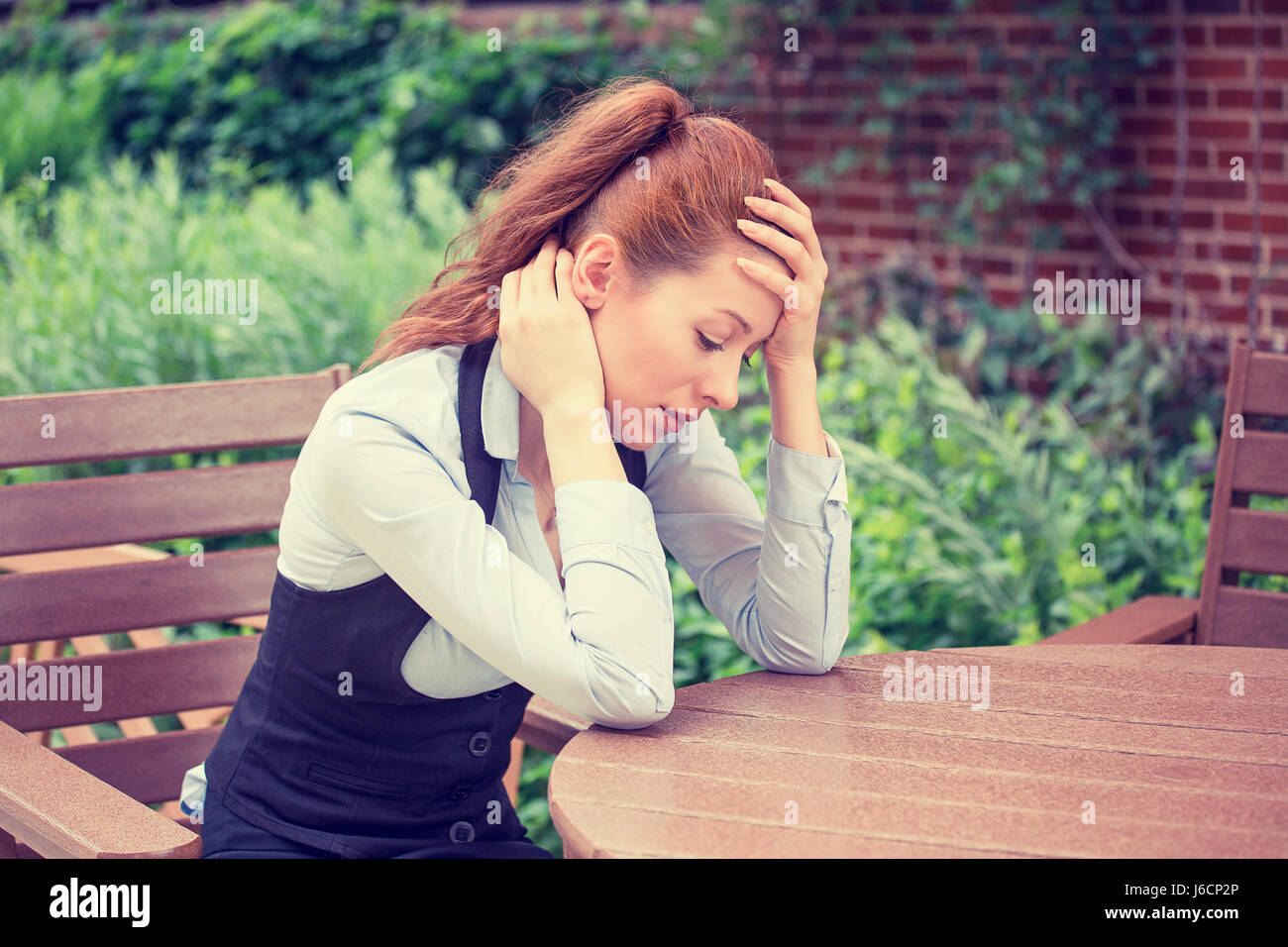 Ritratto sottolineato triste giovane donna all'esterno. Città urban life style lo stress Foto Stock