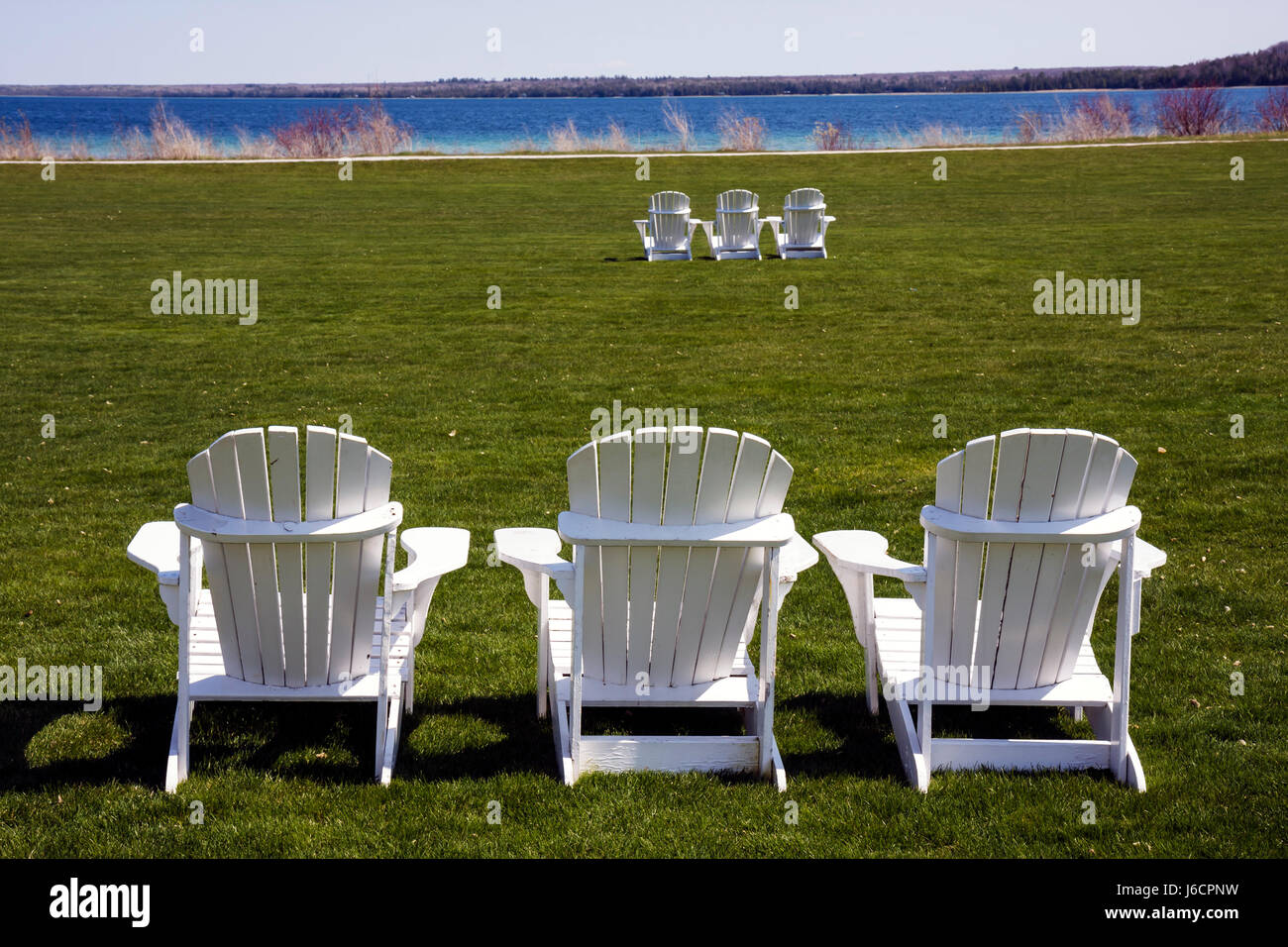 Mackinac Island Michigan, parchi statali storici Park Mackinaw, stretto di, Lake Huron, Lake Shore Road, Mission Point Resort, primavera iniziale, sedia Adirondack, w Foto Stock