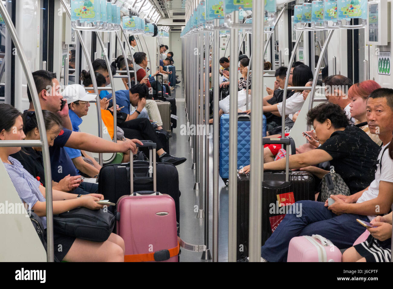 I passeggeri sulla metro di Shanghai, Cina Foto Stock