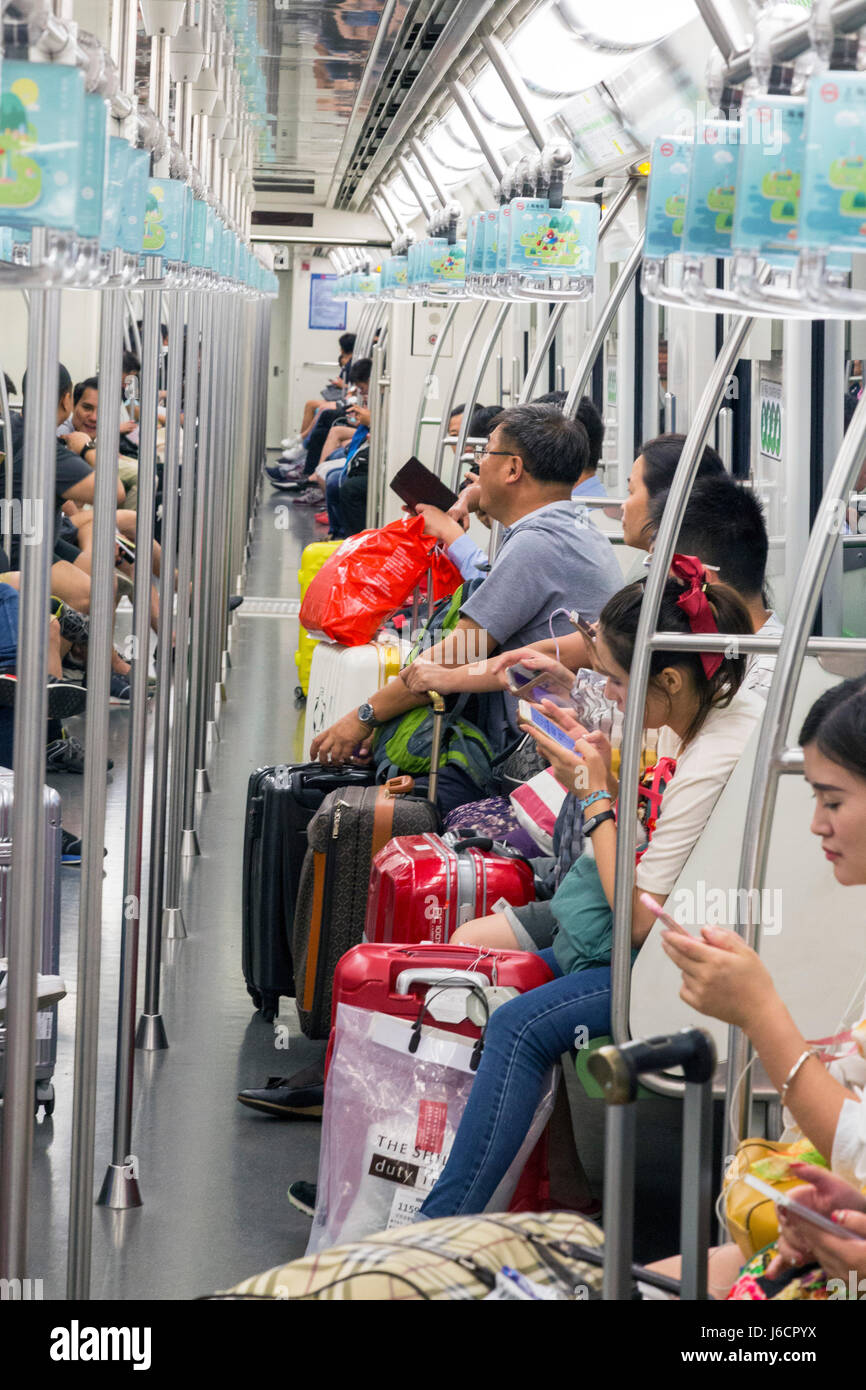 I passeggeri sulla metro di Shanghai, Cina Foto Stock