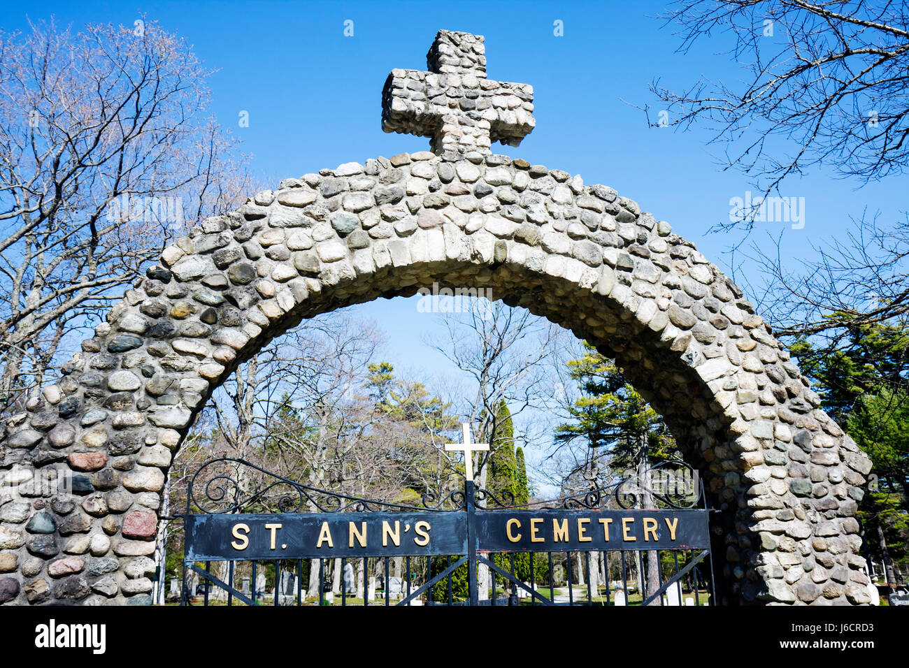 Mackinac Island Michigan, parchi statali storici Park Mackinaw, Straits of, Lake Huron, Custer Road, St. Ste Saint Sainte Ann's Cemetery, inizio primavera, entran Foto Stock