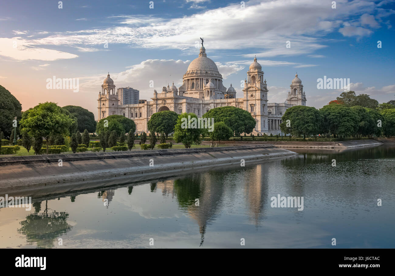 Storica Victoria Memorial monumento architettonico e museo a Kolkata a sunrise. Foto Stock