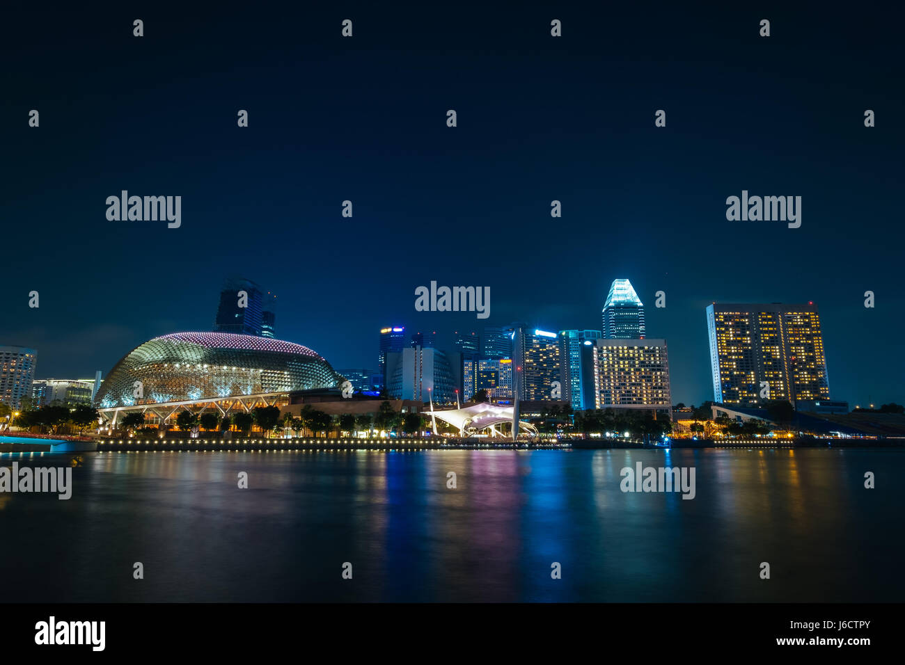 Lo skyline di Singapore di notte Foto Stock