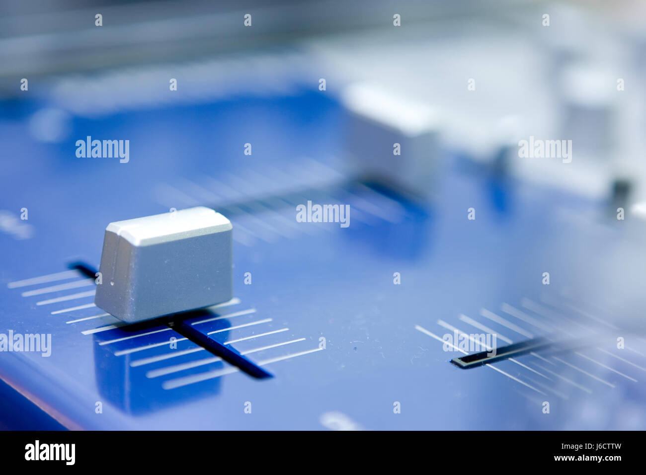 Leva di livello tremare equalizzatore scala volume tono bass basso blu il suono della musica Foto Stock