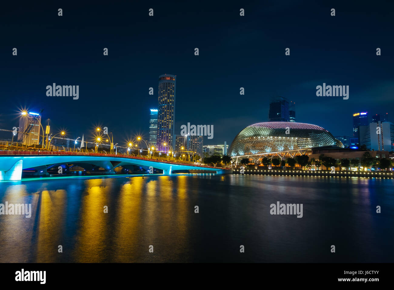 Lo skyline di Singapore di notte Foto Stock