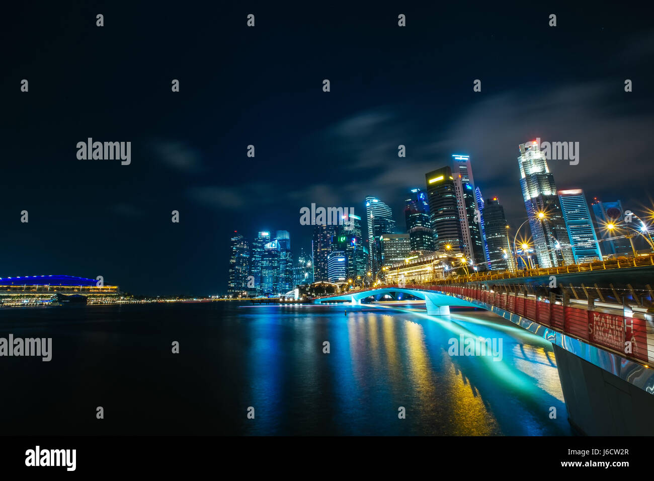 Lo skyline di Singapore di notte Foto Stock