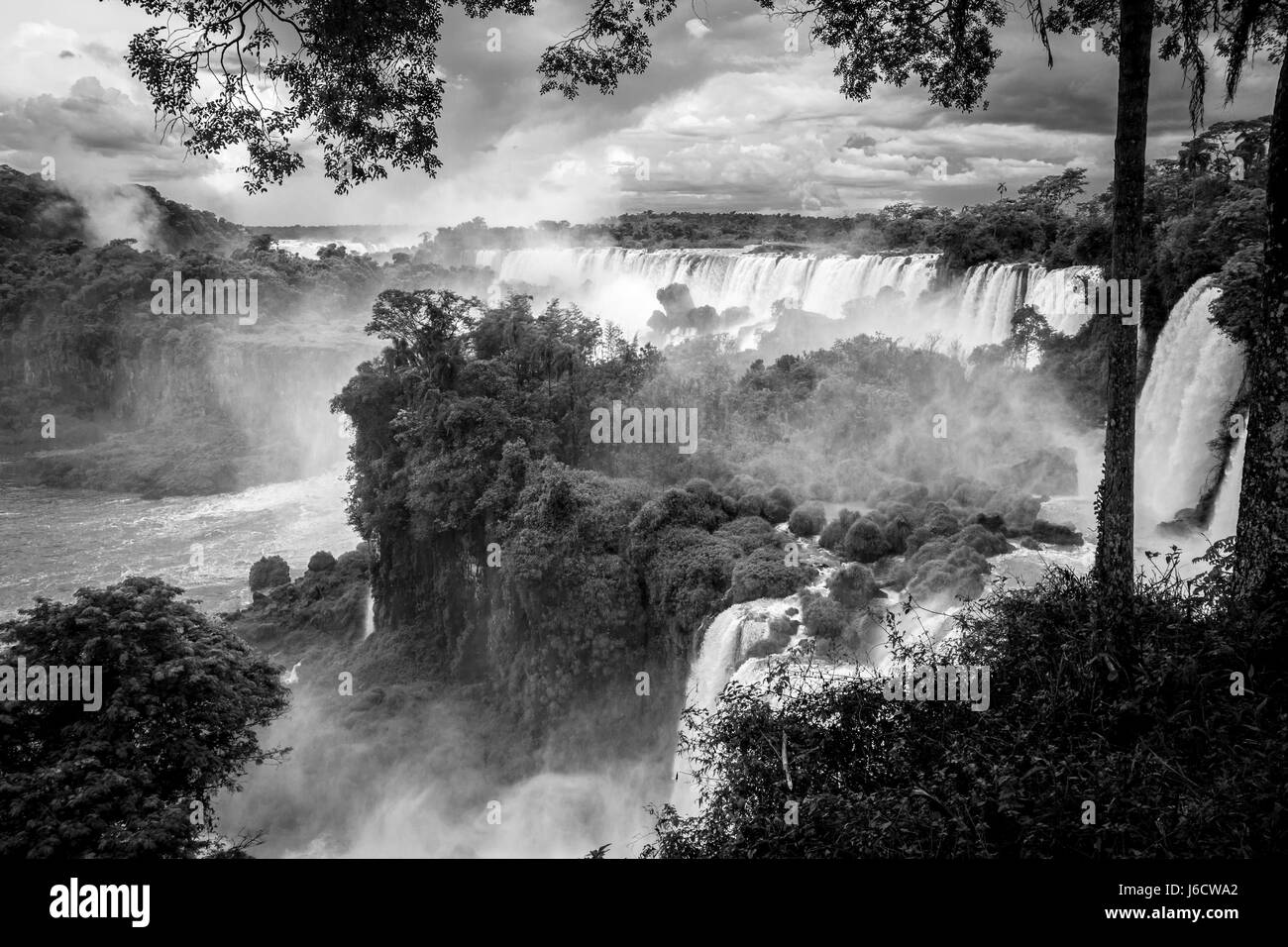 Iguazu Falls National Park. cascate tropicali e il paesaggio della foresta pluviale. In bianco e nero Foto Stock